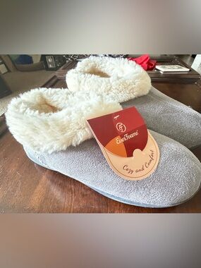 NWT Women’s Everfoam Bootie Slippers Sz 7-8 House Shoes Walk to the Mailbox